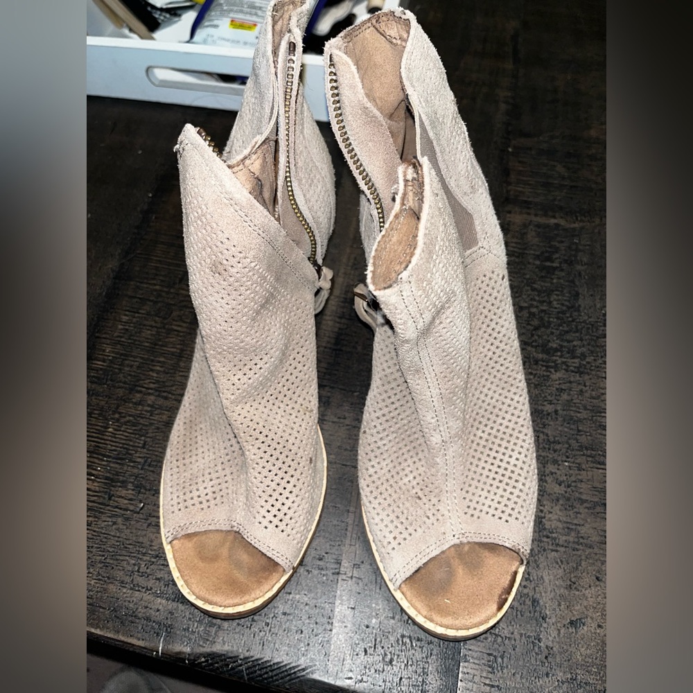 Toms heels